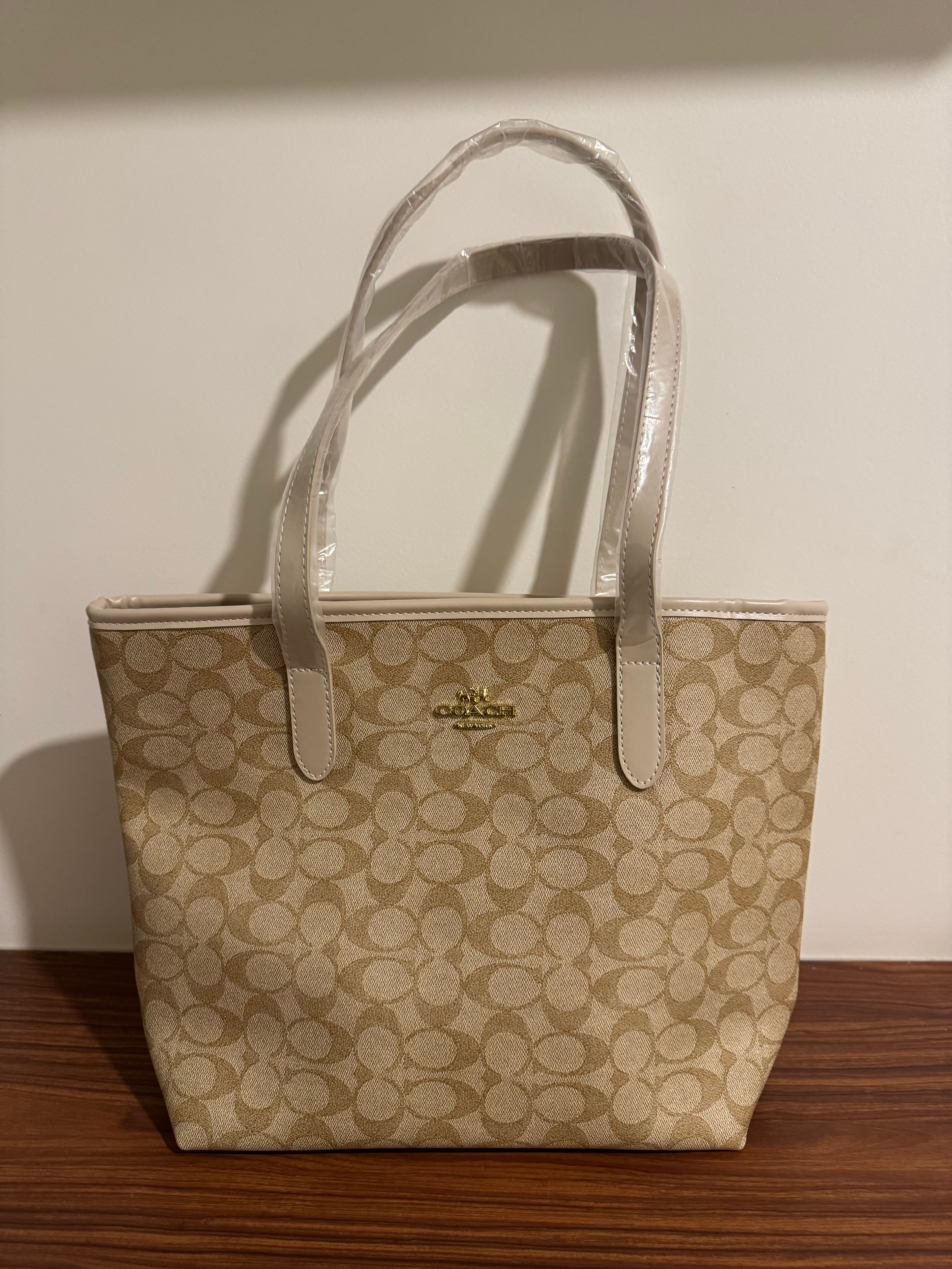 Imagen 1 de Coach City Tote – Signature Canvas (Caqui)