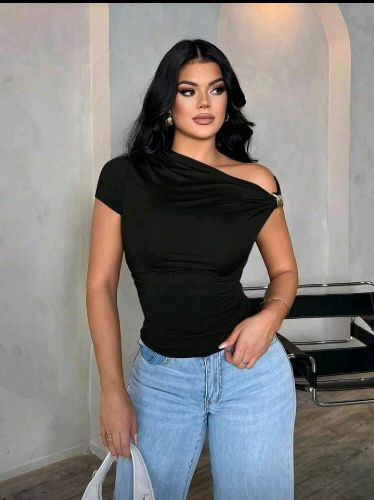 Imagen 1 de Blusa Broche Shein Negra