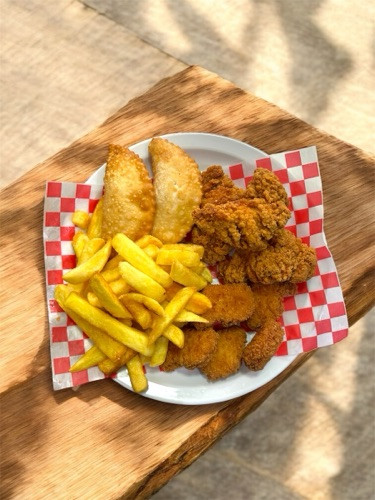 Imagen 1 de 6 nuggets + 3 alitas + 2 empanaditas + papas chicas
