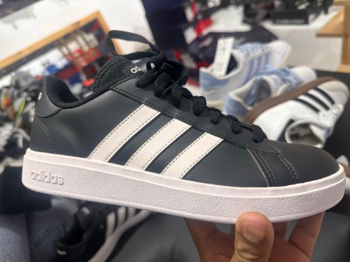 Imagen 1 de Adidas negro con blanco talla 38