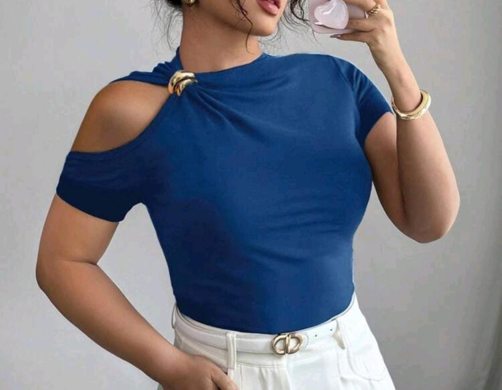 Imagen 1 de Blusa azul detalle en hombro