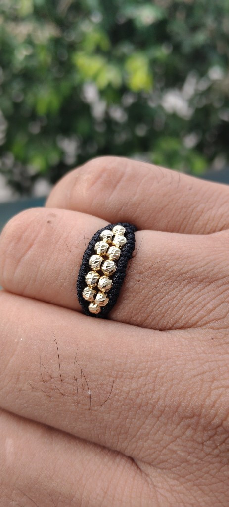 Imagen 1 de Anillo tejido con balines de oro
