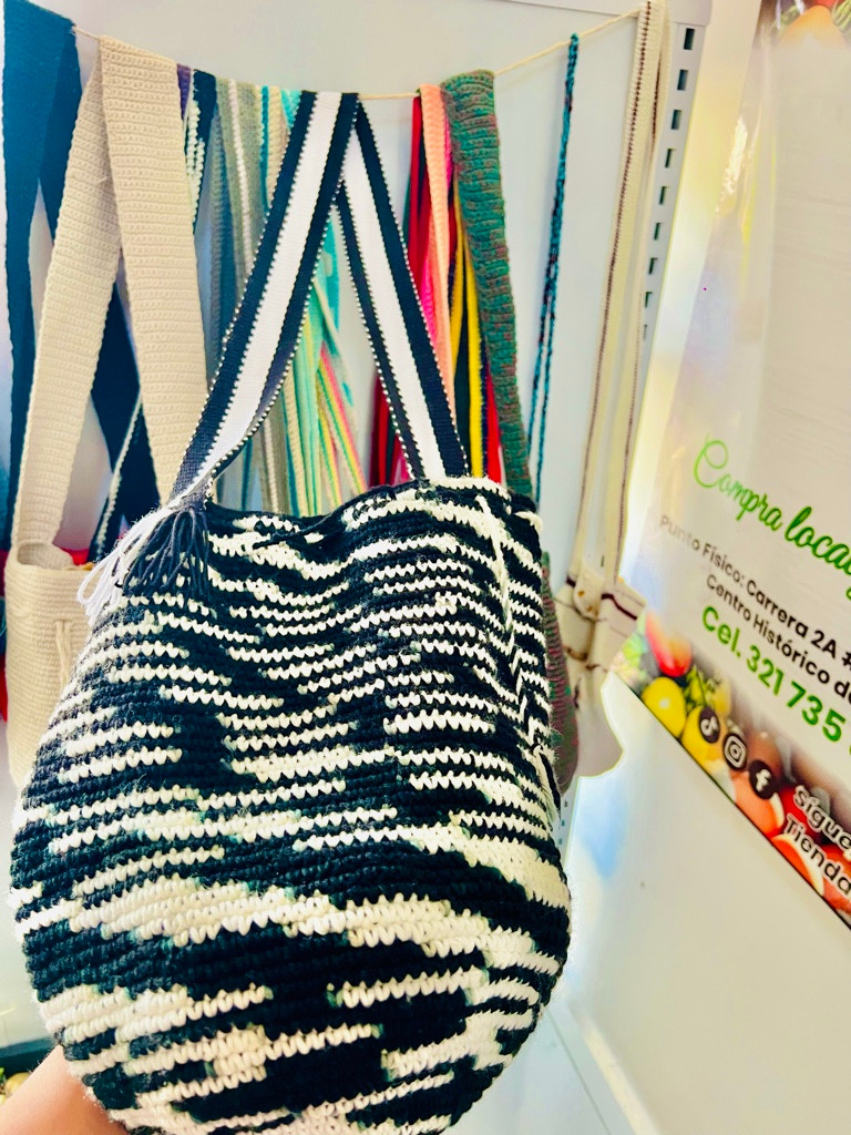 Imagen 1 de Bolso tejido negro y blanco