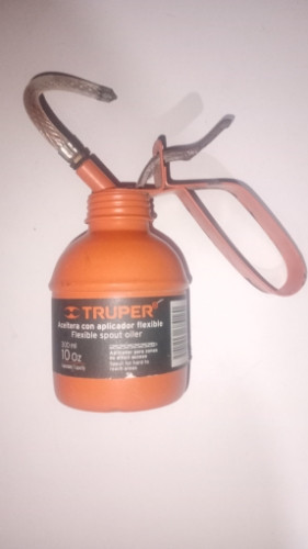 Imagen 1 de ACEITERA CON APLICADOR FLEXIBLE TRUPER 10oz