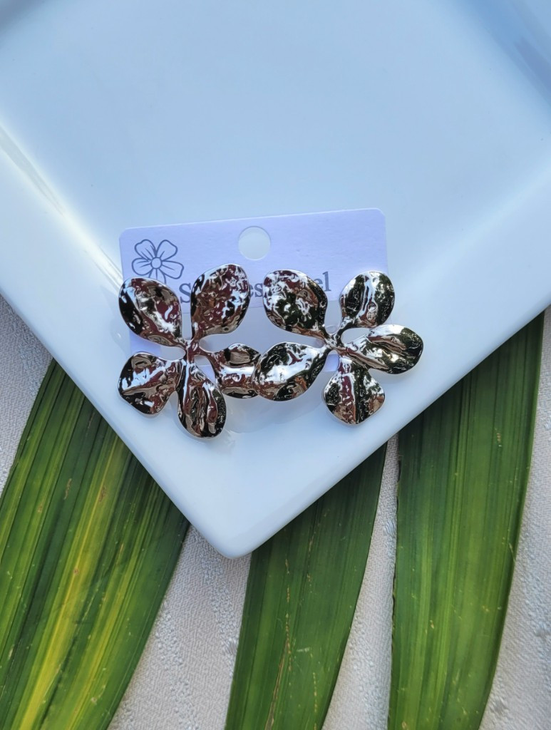 Imagen 1 de Aretes de flor Silver Medidas: 4x4cm