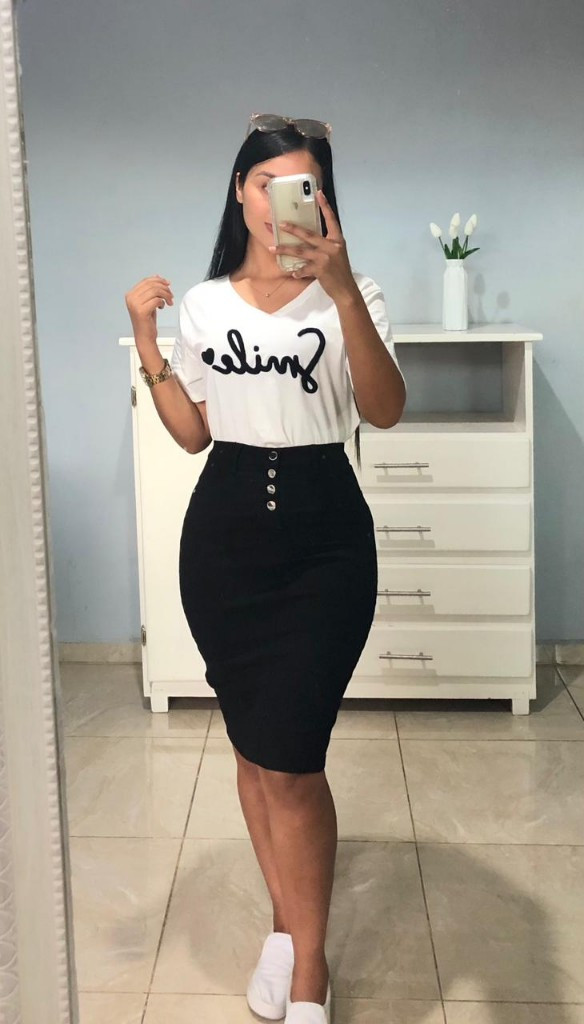 Imagen 1 de Falda 3/4 Negra de Gabardina