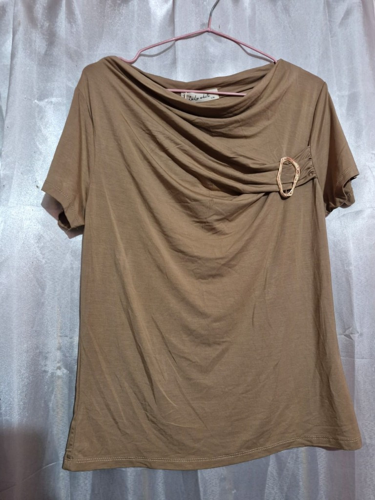 Imagen 1 de Blusa beish detalle dorado