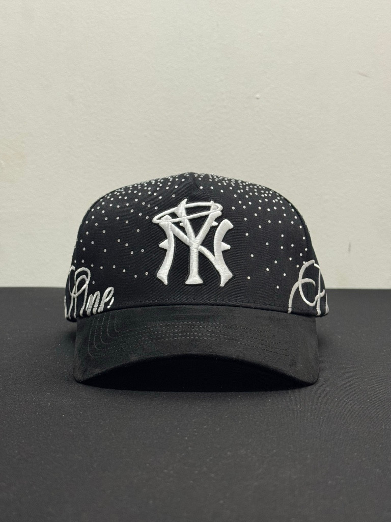 Imagen 1 de 31 Hats Crystals Forever White