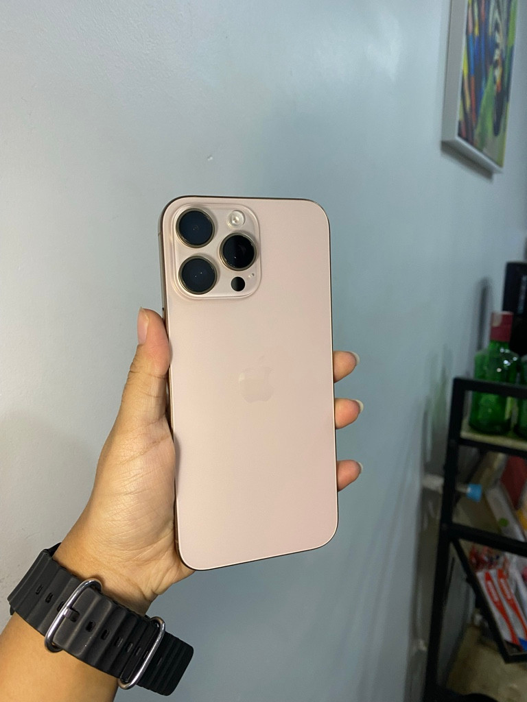 Imagen 1 de iPhone 16 Pro Max Golden
