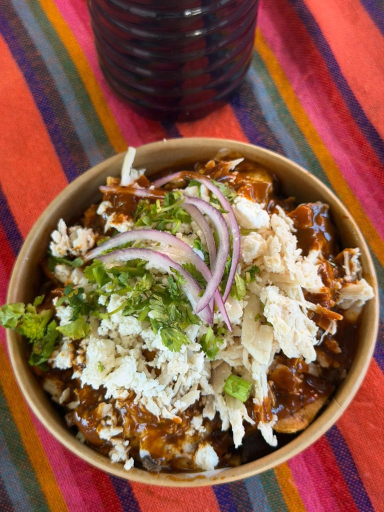 Imagen 1 de Chilaquiles de mole