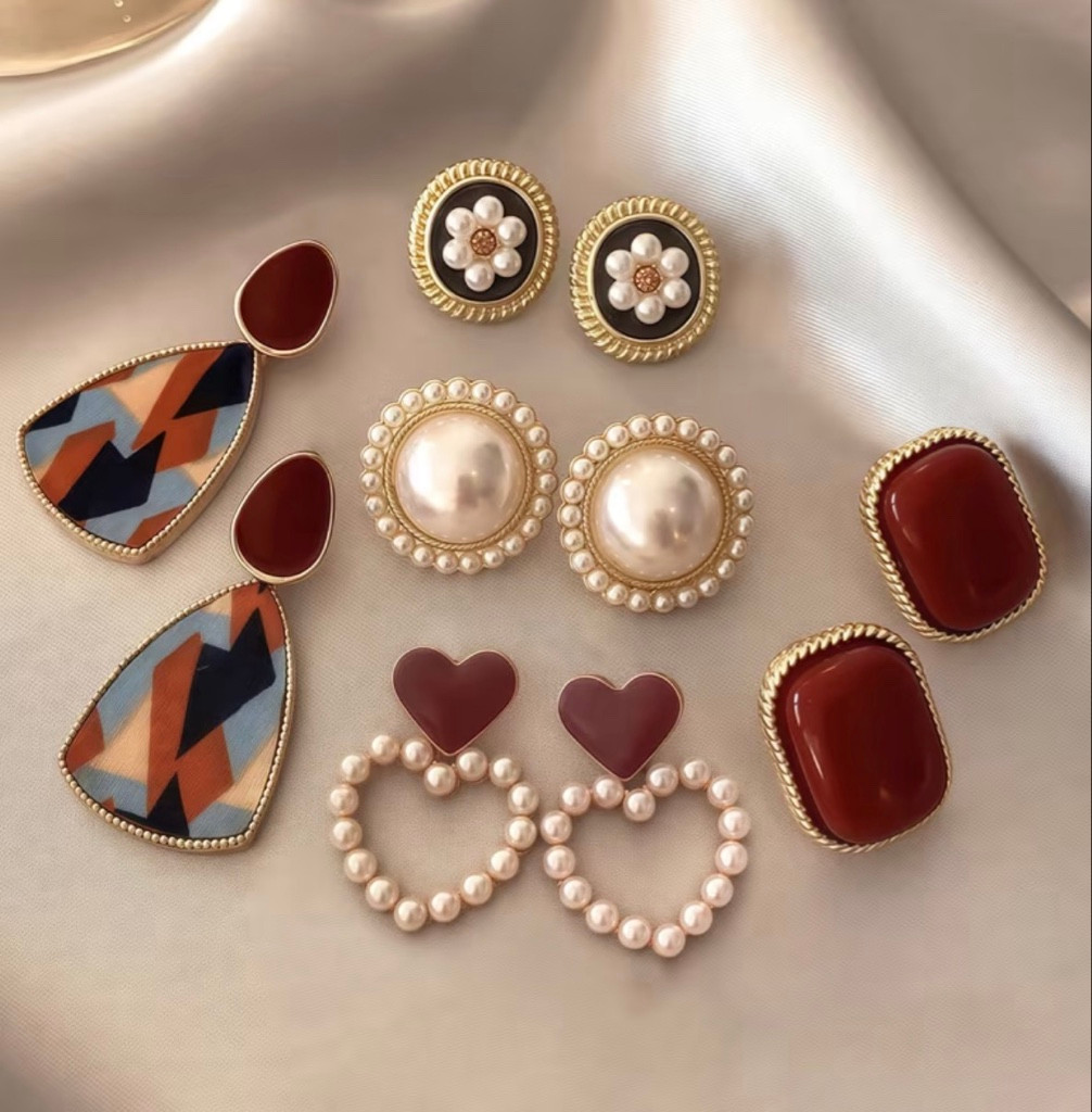Imagen 1 de Aretes variados tonos Vino y perlas