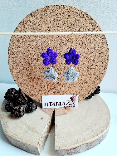 Imagen 1 de Aretes 2 Flores Morada y Gris