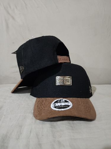 Imagen 1 de Gorra new era negra/café placa metalica