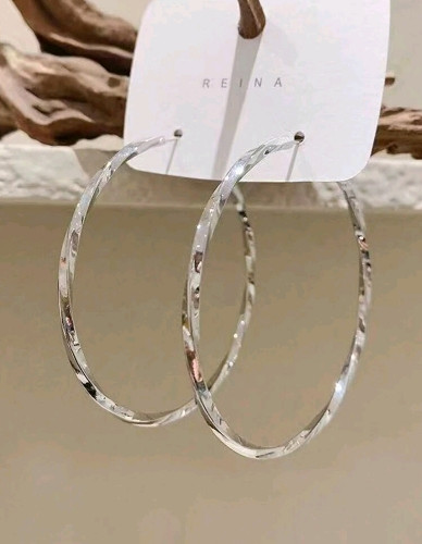 Imagen 1 de Aretes tipo aro en espiral plateado