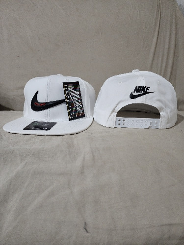 Imagen 1 de Gorra blanca plana diseño Nike