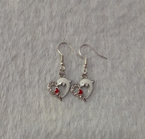 Imagen 1 de Aretes de corazón con delfin blanco plateado