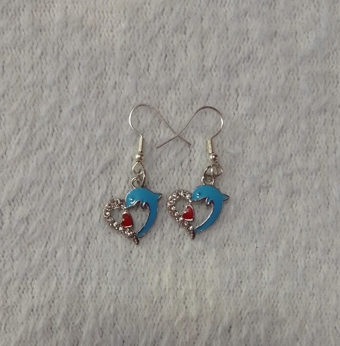 Imagen 1 de Aretes de corazón con delfin azul plateado