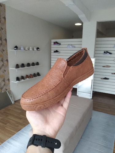 Imagen 1 de (BB) Zapatos tipo mocasines café claro con costuras decorativas y sin cordones