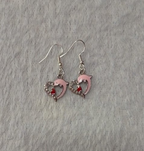 Imagen 1 de Aretes de corazón con delfin rosa plateado