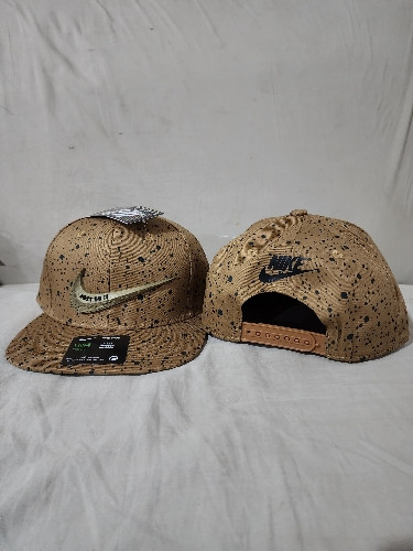 Imagen 1 de Gorra café con manchas diseño Nike