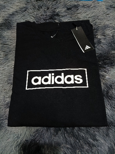 Imagen 1 de Adidas negra con letras blancas L