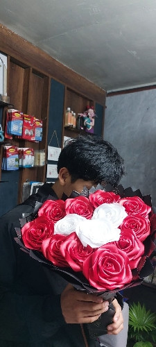 Imagen 1 de Ramo de rosas eternas en forma de corazon