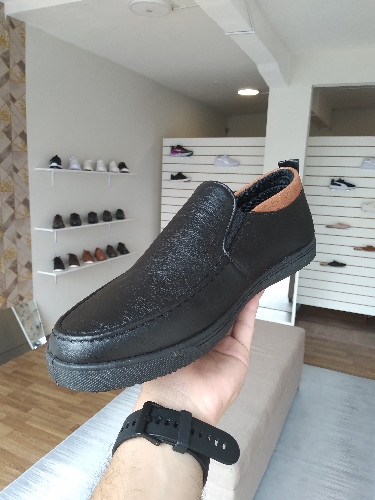 Imagen 1 de (BB) Zapatos tipo mocasines negros con costuras decorativas y sin cordones