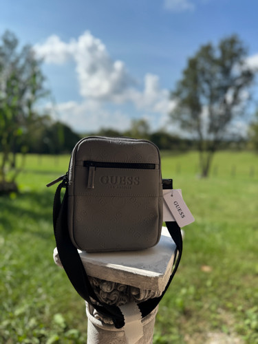 Imagen 1 de Bolso Guess Gris