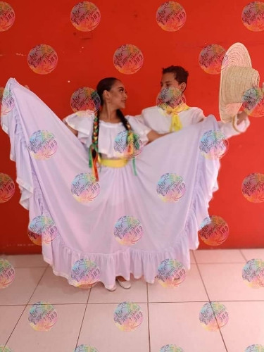 Imagen 1 de Traje blanco (Reboso diferente color)