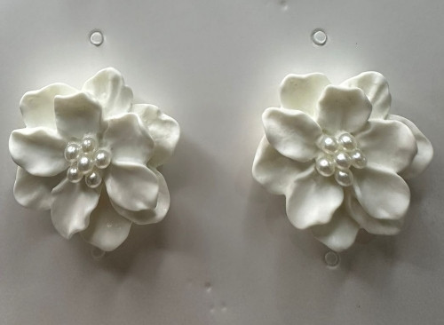 Imagen 1 de Aretes flor blanca 