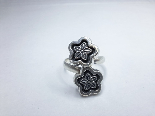 Imagen 1 de Anillo doble de flores ( regulable) 