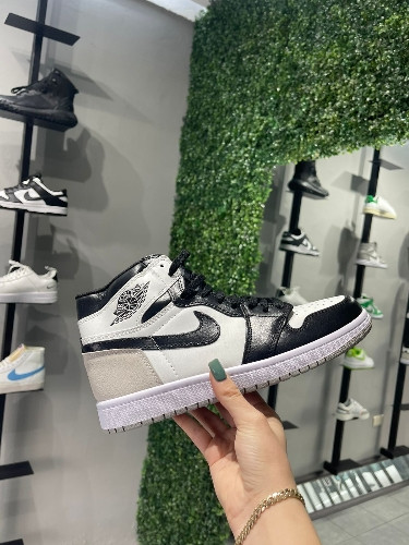 Imagen 1 de Air Jordan 1 High Beige con negro