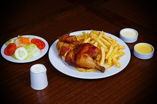 Imagen 1 de 1/2 pollo papas fritas + ensalada + cremas  