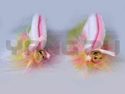 Imagen 1 de ADORNO P/CASCO OREJAS PELUCHE ROZADO CON PLUMAS DE COLORES Y CASCABEL (ADESIVO)