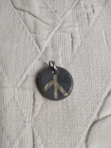 Imagen 1 de Dije PAZ GRIS