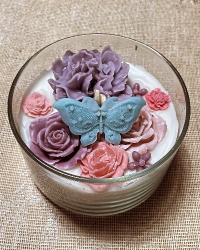 Imagen 1 de Vela mariposa entre rosas 
