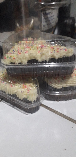 Imagen 1 de BROWNIE RELLENO DE AREQUIPE CON CUBIERTA DE BUTTERCREAM 