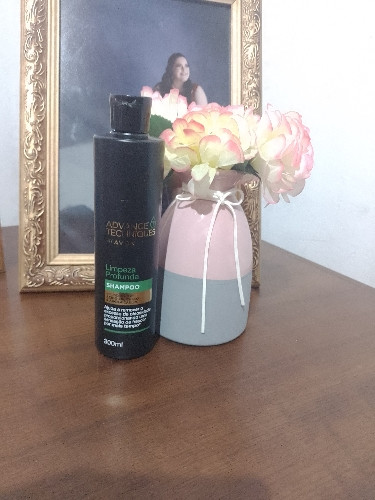 Imagem 1 de AVON ADVANCE TECHNIQUES LIMPEZA PROFUNDA  Shampoo 300ml
