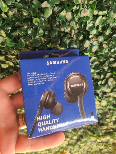 Imagem 1 de *Fone original Samsung*

Imersão acústica de estudio
Som surround
Entrada P2
Ajuste no volume
Ideal para games, filmes e músicas