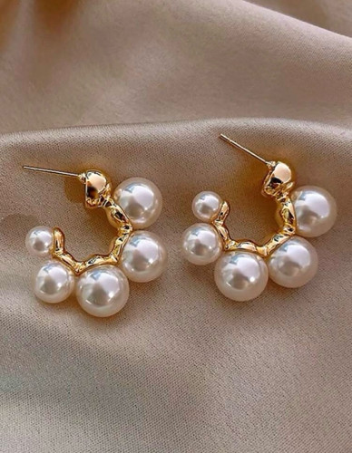 Imagen 1 de 1 par de aretes de aro de moda con perla falsa, diseño elegante y lujoso tipo C estilo europeo y americano, ideal para mujer, uso en fiestas