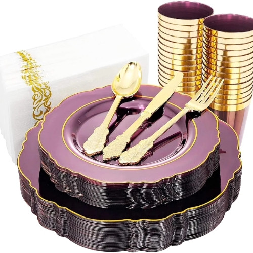 Imagen 1 de  juego práctico para 30 invitados, incluye 30 platos desechables morados, 30 cubiertos de plástico dorado, 30 vasos de plástico morado, 30 servilletas