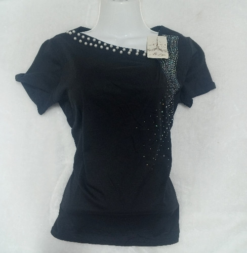 Image 1 of Blusa con perlas y brillantes 