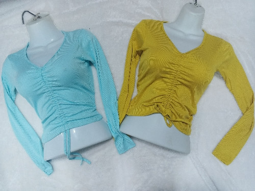 Image 1 of Blusa arruchada en el centro 