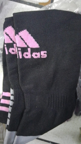 Imagen 1 de calceta bordada adidas negras/ rosa y gris