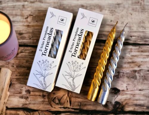 Imagen 1 de 3 VELAS PREMIUM TORNEADAS 20 CM ORO/PLATA