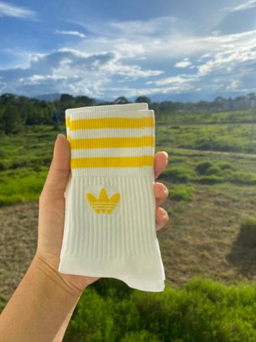 Imagen 1 de ADIDAS BLANCA LINEAS AMARILLAS