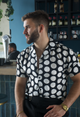 CAMISA NEGRA PUNTOS BLANCOS HUESO