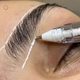 Lapicera gel blanca para marcar las cejas