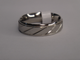 ANILLO EN ACERO ARO DE MATRIMONIO RELIEVE CON LINEAS EN DIAGONAL ANA000140