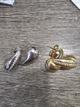 ARGOLLA EN LAMINADO TIPO GOTA DOR/ PLAT LINEA DE CIRCONES BERTICAL 19X19MMALD002217